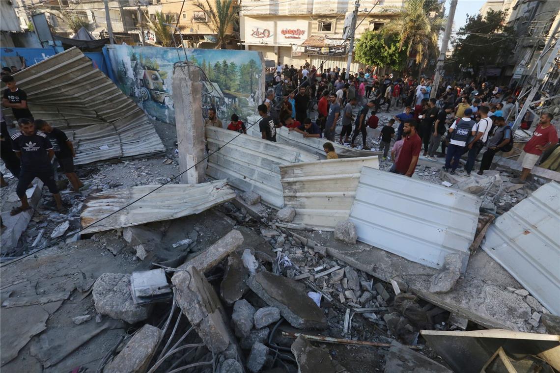 Israels Armee erklärt weitere Hamas-Geisel für tot Palästinenser versammeln sich nach einem israelischen Luftangriff auf eine ehemalige Schule des Hilfswerk der Vereinten Nationen für Palästina-Flüchtlinge im Nahen Osten (Archivfoto).
