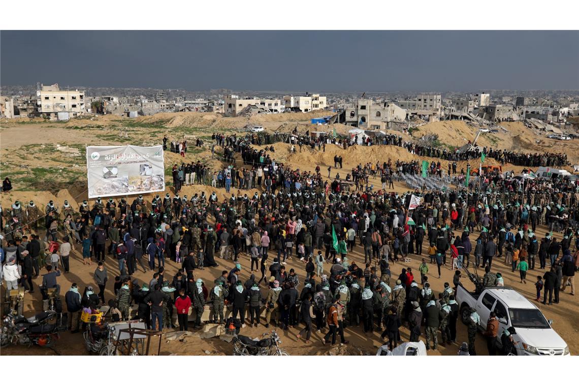 Hamas übergibt tote israelische Geiseln Palästinenser versammeln sich zur Übergabe von vier toten Geiseln.