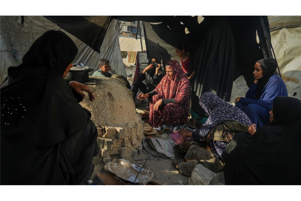 Gaza-Krieg: Verhandlungen zwischen Israel und Hamas beginnen Palästinensische Frauen backen Brot in Notunterkunft.