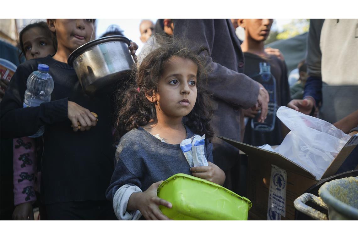 Plünderungen von Hilfskonvois verschärfen den Hunger in Gaza Palästinensische Gebiete, Deir al-Balah: Ein kleines palästinensisches Mädchen steht im Gazastreifen für Lebensmittel an.