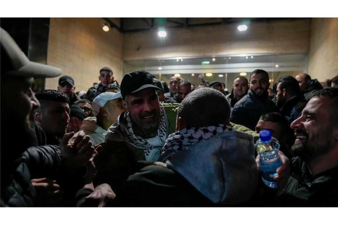 Bilder des Tages Palästinensische Gefangene werden nach ihrer Freilassung aus israelischen Gefängnissen in der Stadt Ramallah im Westjordanland begrüßt.