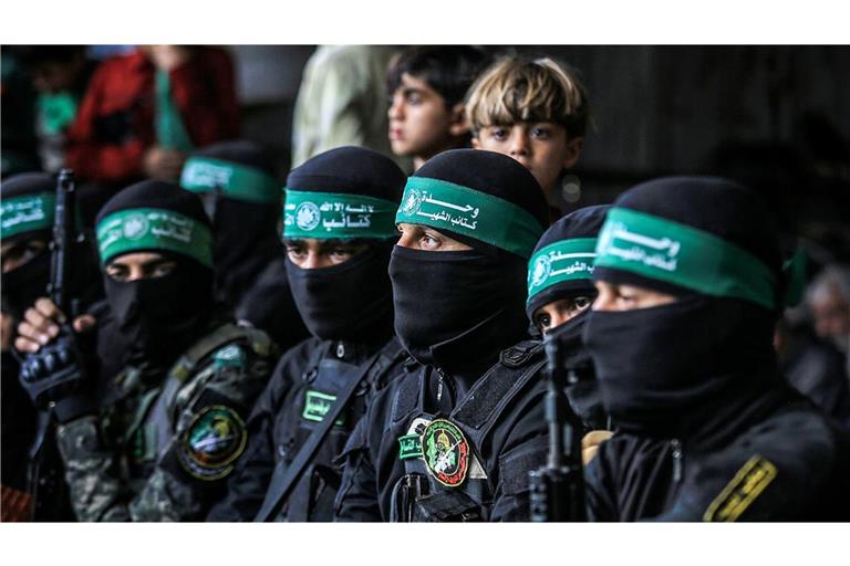Palästinensische Kämpfer nehmen an der Beerdigung von fünfzehn Mitgliedern der Kassam-Brigaden, des militärischen Flügels der Hamas, teil (Archivbild).