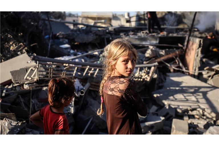 Palästinensische Kinder inspizieren in Deir al-Balah im zentralen Gazastreifen ein Haus, das bei einem israelischen Luftangriff zerstört wurde (Archivfoto).
