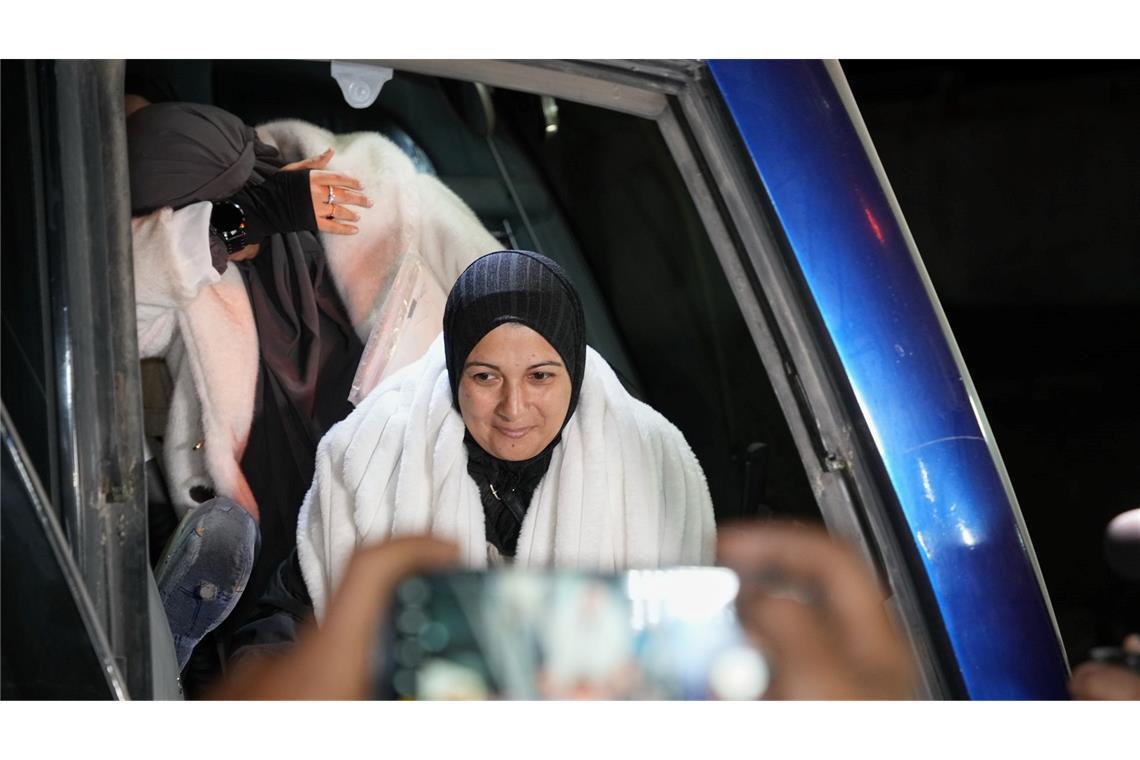 Palästinensische Patienten kommen in einem Bus am Nasser-Krankenhaus in Chan Junis an.