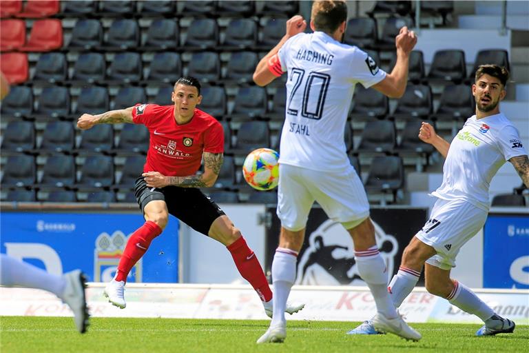 Panagiotis Vlachodimos (links) hat gegen Unterhaching eine starke Partie gemacht und wird wohl im Mittelfeld gesetzt sein. Foto: A. Becher