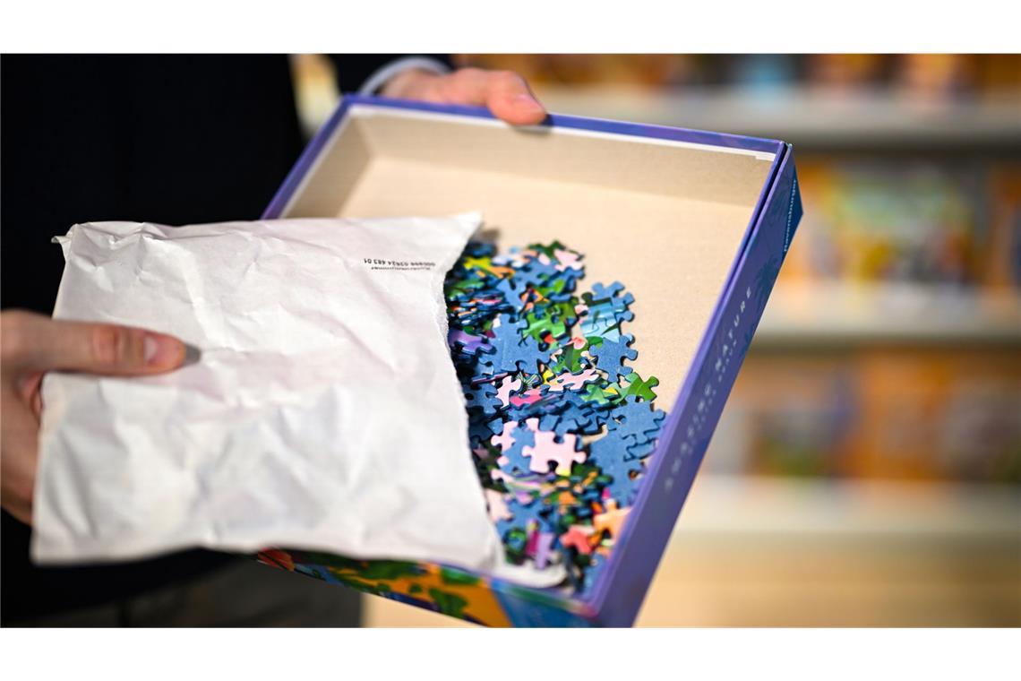 Nach dem Puzzleboom kommen die Sammelkarten-Fans Papierbeutel sollen nach und nach die Folienbeutel in den Puzzleschachteln ablösen.