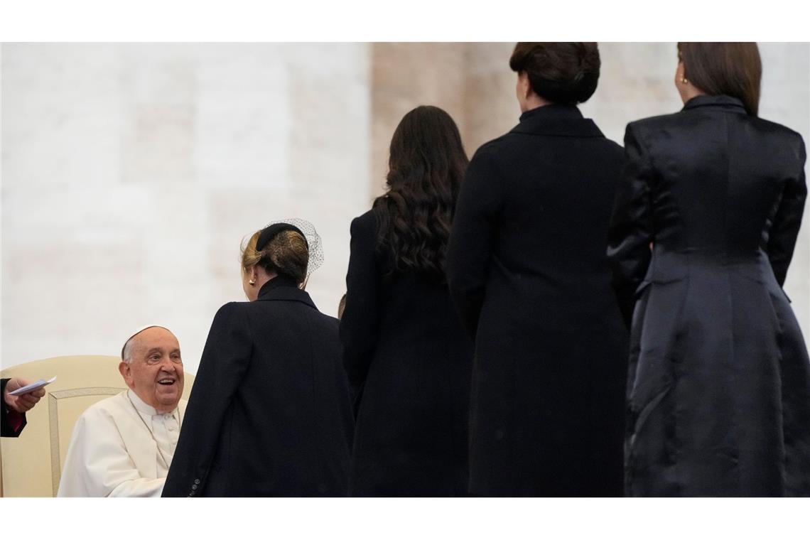 Bilder des Tages Papst Franziskus begrüßt die First Lady der Ukraine, Olena Selenska (2.v.l), während seiner wöchentlichen Generalaudienz auf dem Petersplatz im Vatikan.