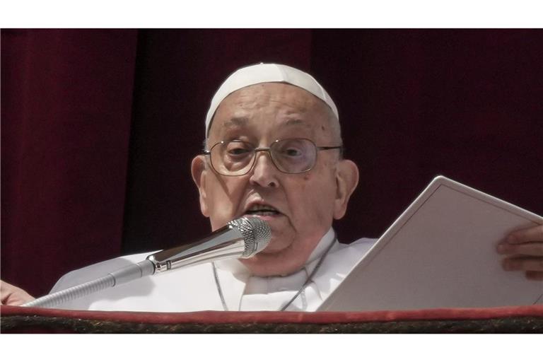 Papst Franziskus erteilt den Segen Urbi et Orbi (lateinisch für «der Stadt und der Welt»).