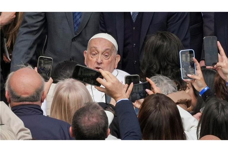 Papst Franziskus geht nach seiner Entlassung aus dem Krankenhaus immer wieder überraschend an die Öffentlichkeit. (Foto: Archiv)