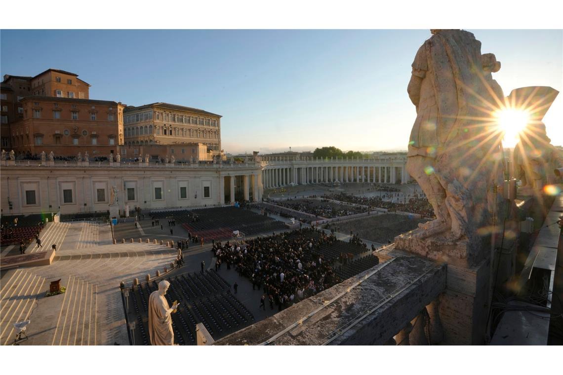 Bilder des Tages Papst Franziskus gestorben: Die Sonne geht hinter einer Statue auf dem Petersplatz, vor der Beerdigung von Papst Franziskus im Vatikan, auf.