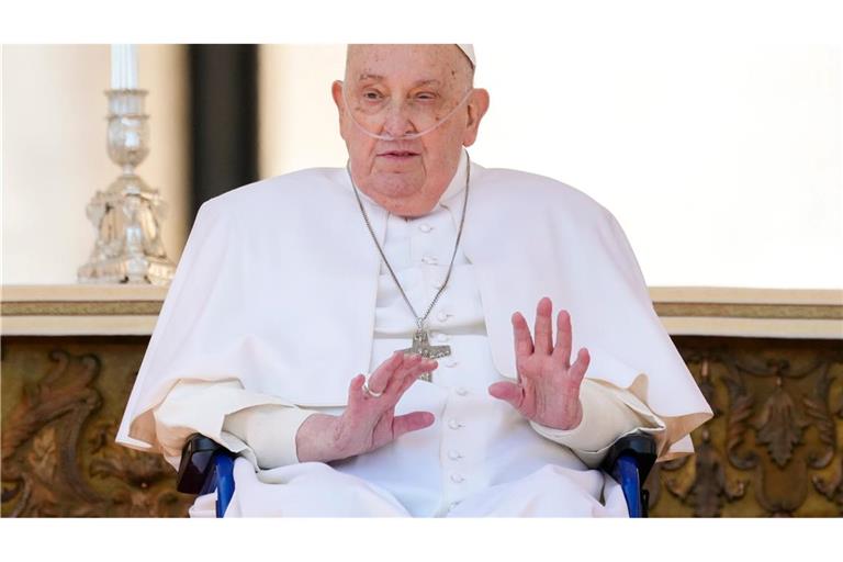 Papst Franziskus hat Großbritanniens König Charles III. und dessen Frau Königin Camilla zu einem privaten Gespräch im Vatikan empfangen.