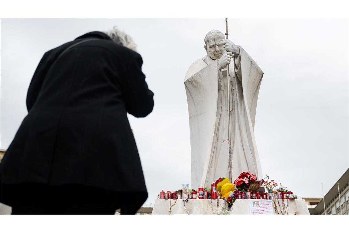 Bilder des Tages Papst Franziskus im Krankenhaus: eine Frau betet unter der Statue von Papst Johannes Paul II. vor der Poliklinik Agostino Gemelli.