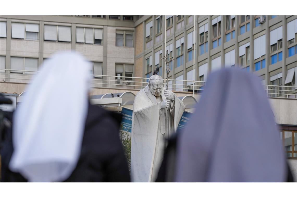Bilder des Tages Papst Franziskus im Krankenhaus - Nonnen beten für Papst Franziskus vor der Poliklinik Agostino Gemelli.