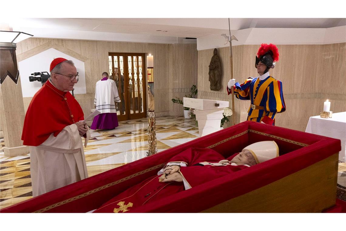 Bilder des Tages Papst Franziskus im offenen Sarg