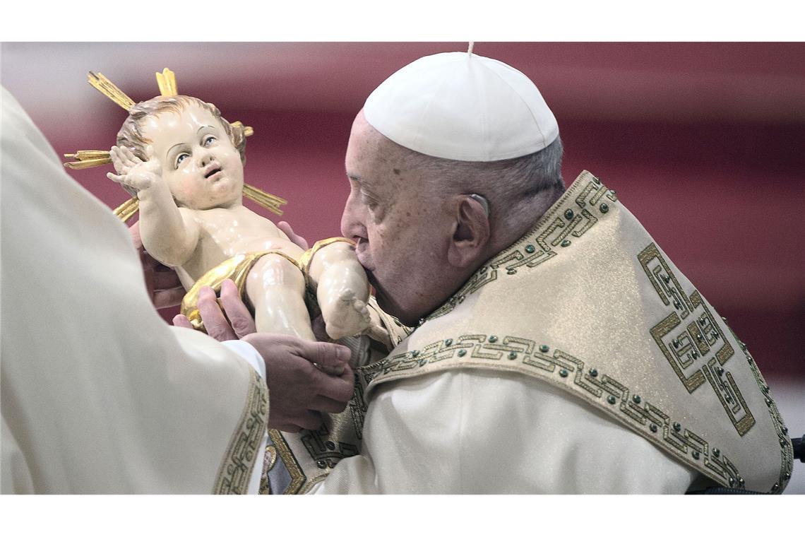 Bilder des Tages Papst Franziskus küsst die Figur eines Säuglings, der den Neugeborenen Jesus Christus darstellen soll.