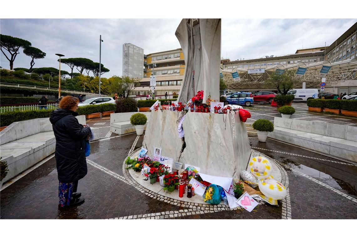 Vatikan: Franziskus geht es etwas besser Papst Franziskus liegt seit Mitte des Monats im Gemelli-Krankenhaus, wo ein Denkmal an seinen Vorvorgänger Johannes Paul II. erinnert.