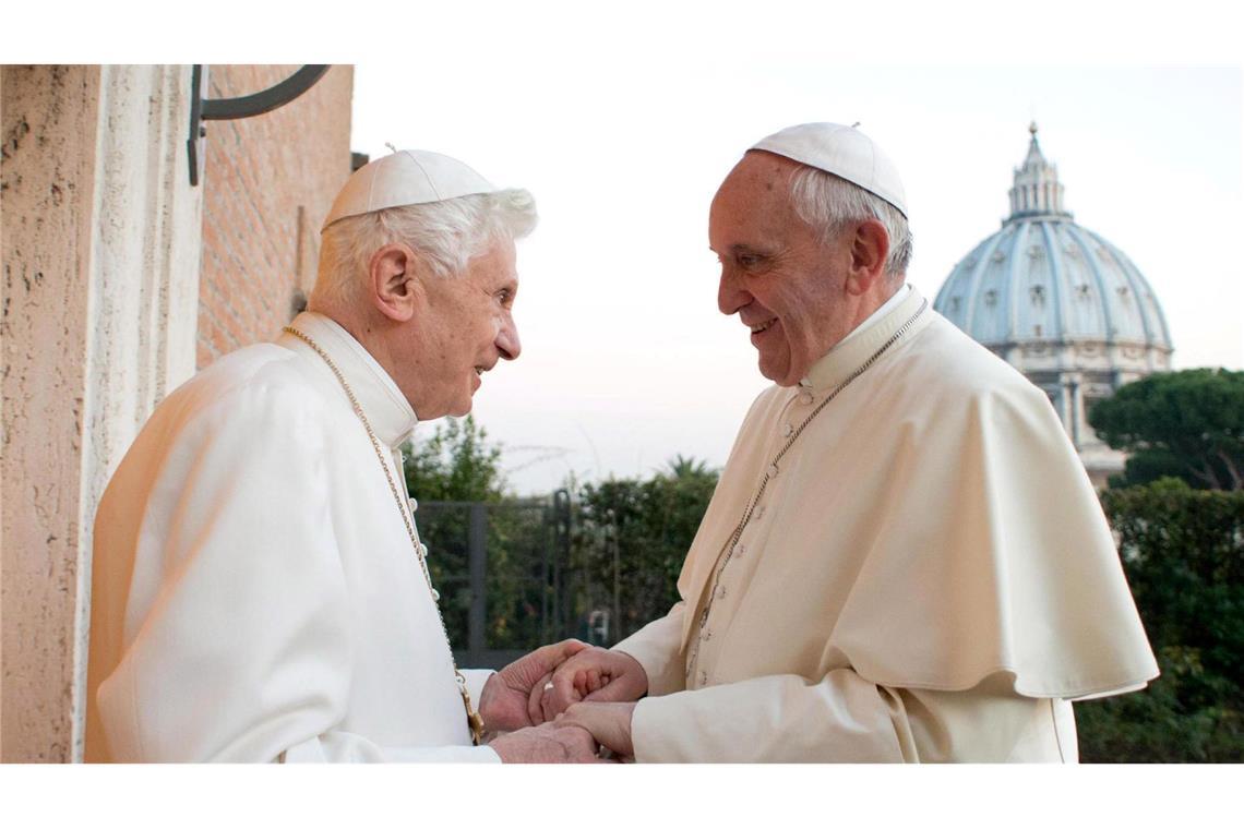 Papst Franziskus (r) folgte auf Papst Benedikt XVI, mit bürgerlichem Namen Joseph Ratzinger, nach dessen Rücktritt. (Archivbild)