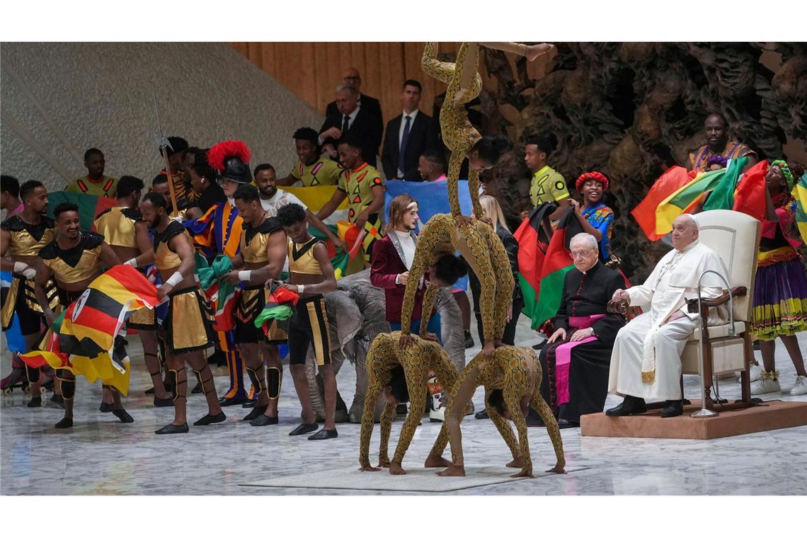 Bilder des Tages Papst Franziskus sieht während der wöchentlichen Generalaudienz in der Halle Paul VI. im Vatikan die Vorstellung einer Zirkustruppe an.