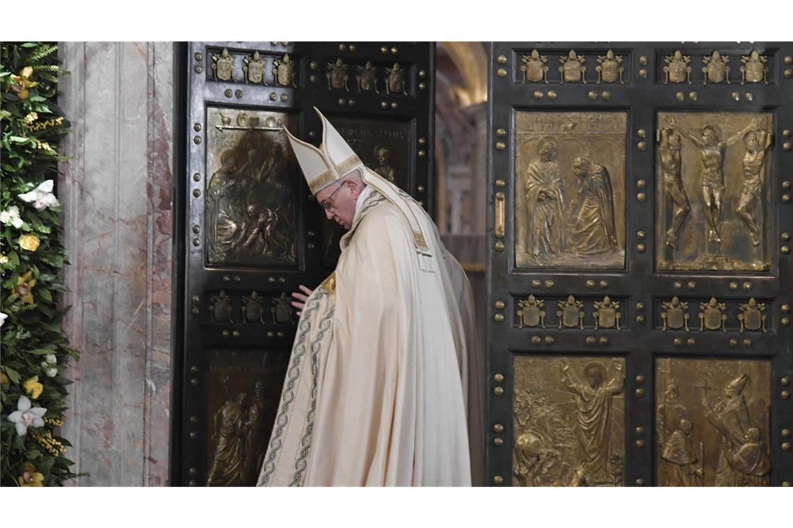 Papst Franziskus öffnet Heilige Pforte des Petersdoms Papst Franziskus steht an der Heiligen Tür des Petersdoms im Vatikan. Mehrere Jahre war die schwere Bronzetür verschlossen - nun ist sie wieder geöffnet (Archivfoto).