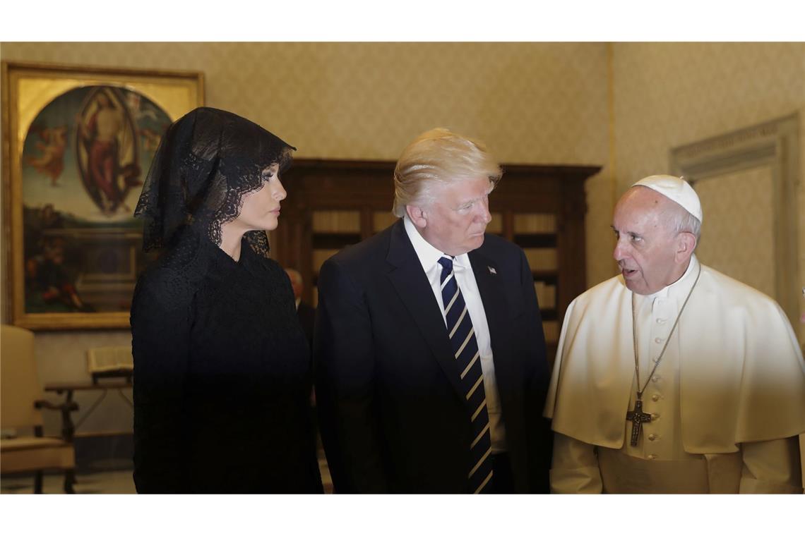 Das schwierige Verhältnis zwischen Trump und Papst Franziskus Papst Franziskus trifft am 24.05.2017 im Vatikan den damaligen US-Präsidenten Donald Trump und seine Frau Melania.