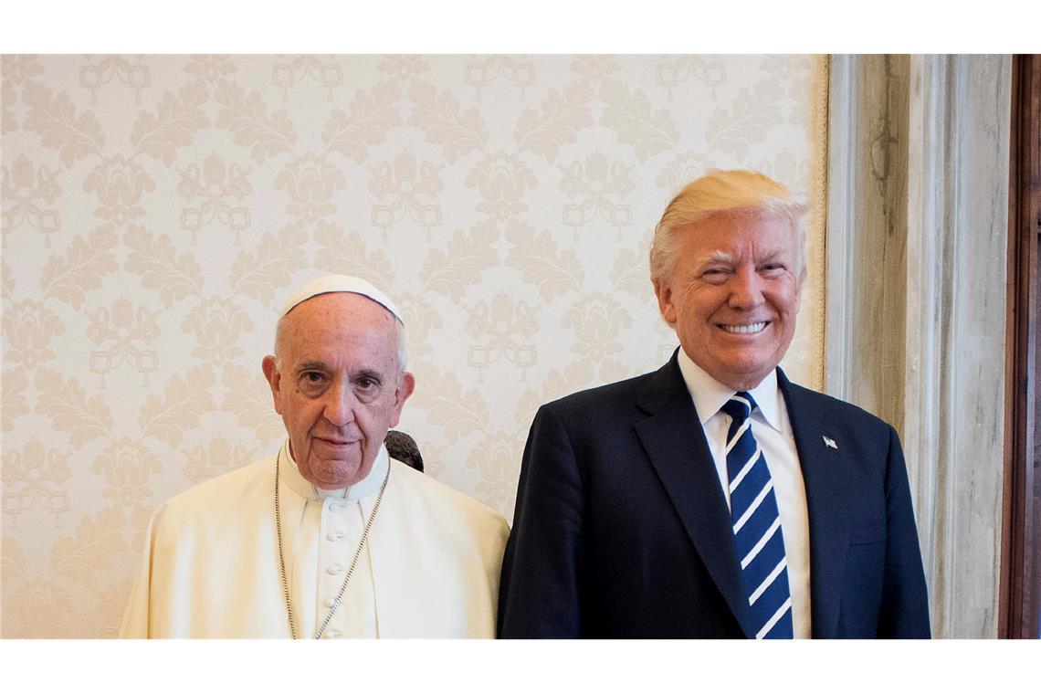 Trauerfeier mit Trump als besonderem Gast Papst Franziskus und US-Präsident Donald Trump bei einem Treffen 2017 im Vatikan. (Archivbild)