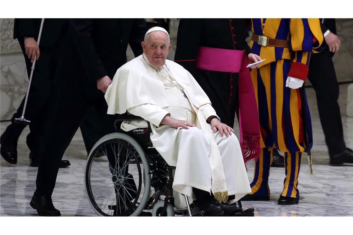 Papst Franziskus war seit einiger Zeit anzusehen, dass ihm die Gesundheit zunehmend zu schaffen macht. (Archivbild)