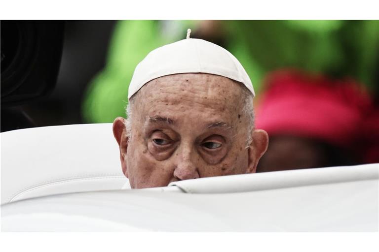 Papst Franziskus wird am Ostersonntag mit dem Papamobil über den Petersplatz gefahren. Das Oberhaupt der römisch-katholischen Kirche starb  am Ostermontag im Alter von 88 Jahren.
