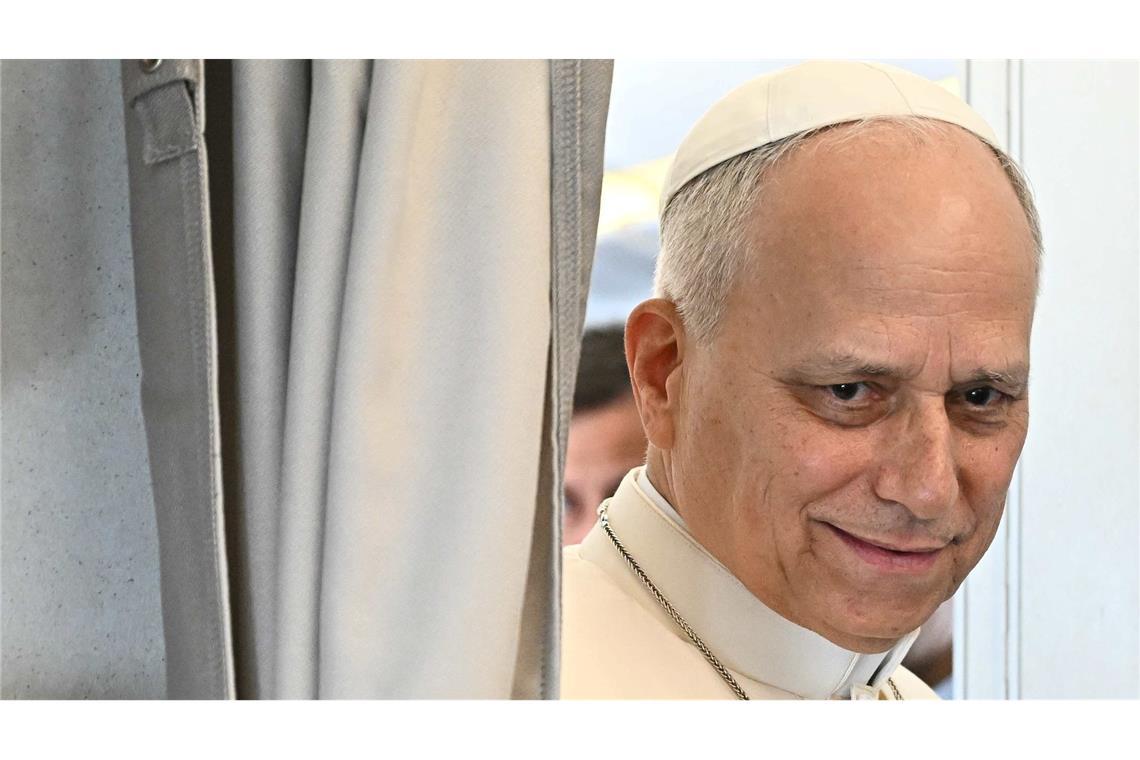 Papst Leo äußert sich im Flugzeug vor Journalisten.