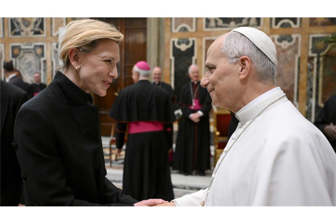 Papst Leo XIV. begrüßt Cate Blanchett während einer Sonderaudienz mit der Welt des Films.