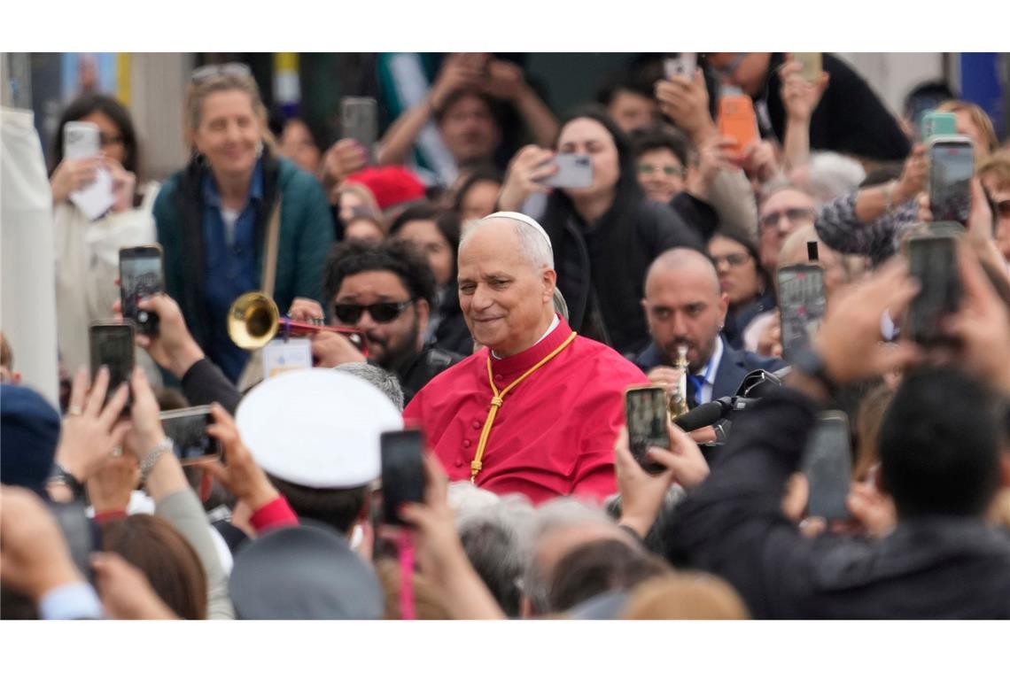 Papst Leo XIV. begrüßt Gläubige während seines Besuchs im italienischen Pompeji.