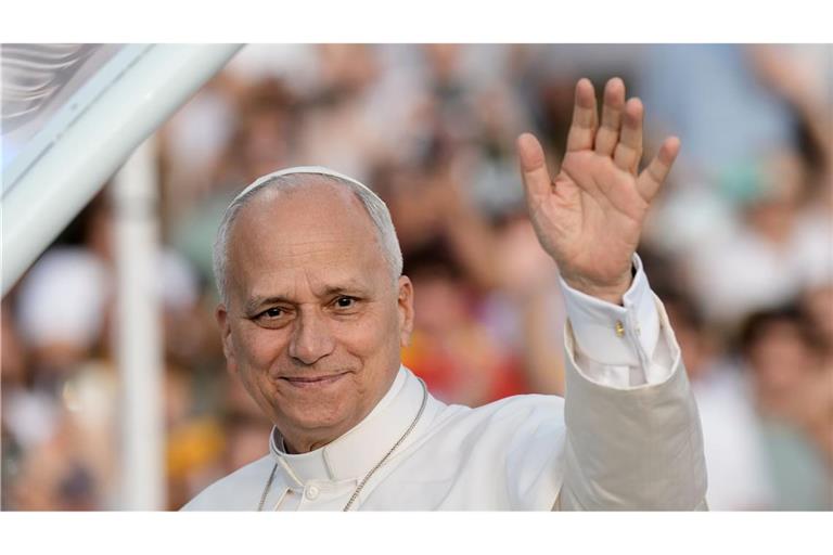 Papst Leo XIV. grüßt die rund 40.000 Teilnehmer einer Vigilie im Olympiastadion in Barcelona.