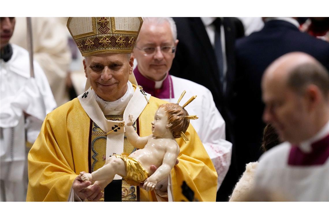 Papst Leo XIV. hält die Statue des Jesuskindes.