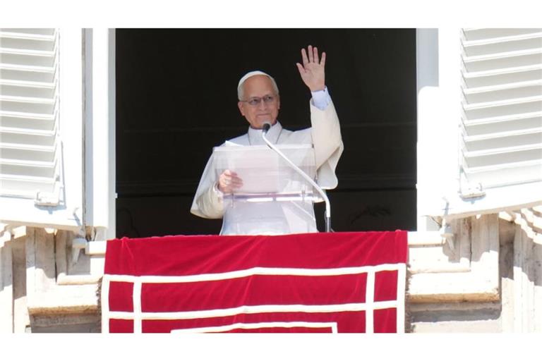 Papst Leo XIV.: Papst Leo XIV. spricht auf dem Petersplatz im Vatikan das Angelusgebet.