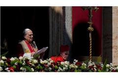 Papst Leo XIV. spendet den Ostersegen Urbi et Orbi zum Abschluss der Ostermesse
