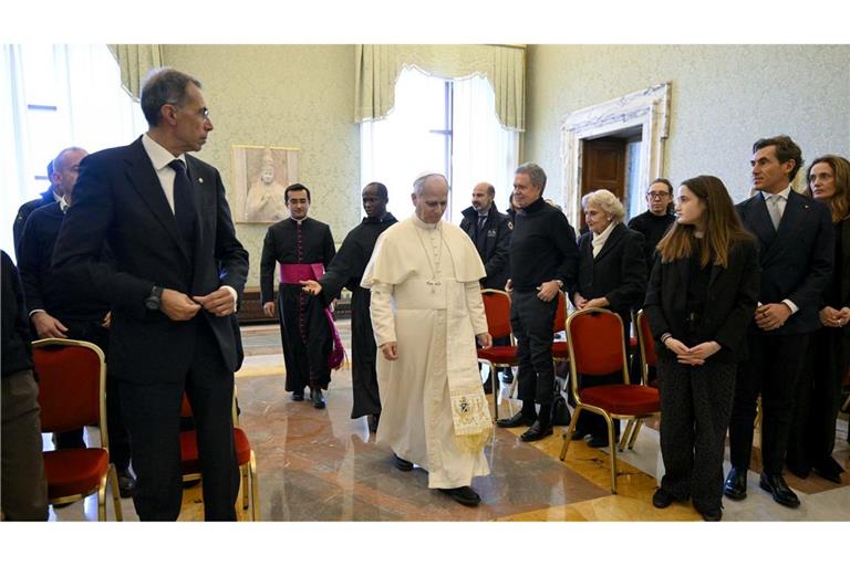 Papst Leo XIV. spricht Angehörigen von Crans-Montana-Opfern Trost zu.