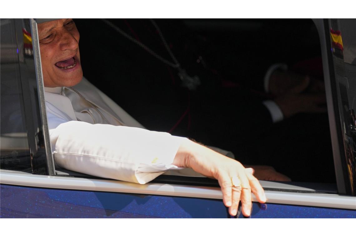 Papst Leo XIV. verlässt auf dem Rücksitz eines Autos das spanische Parlament.