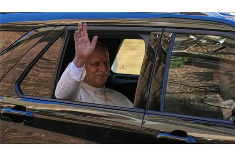 Papst Leo XIV. verlässt den Vatikan und begibt sich in die Poliklinik „Agostino Gemelli“ in Rom, wo er einer Operation zur Entfernung eines Lungenknotens unterzogen wurde.