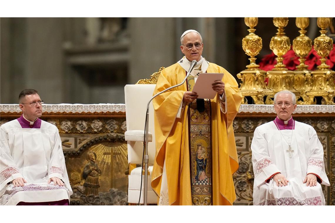 Papst Leo XIV. verliest seine Botschaft während der Heiligabendmesse im Petersdom im Vatikan.