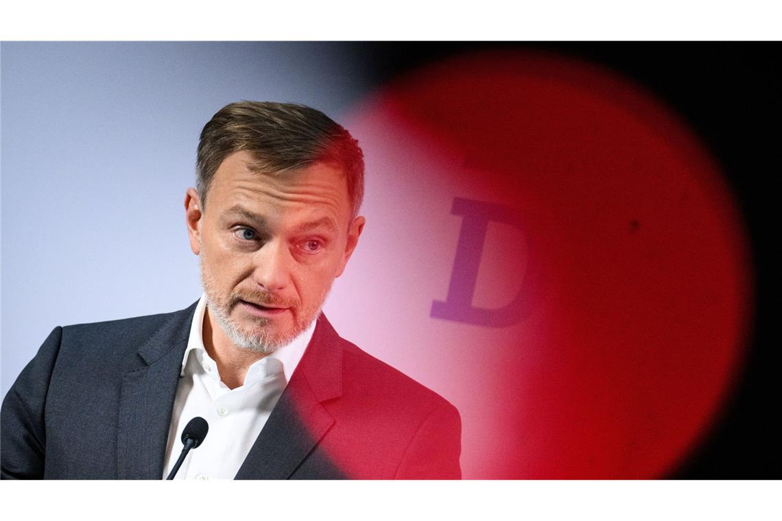 Vom Ampel-Aus bis zur Rücktrittswelle – Chronik des Wahlkampfs in Bildern Parallel dazu waren die Umstände des Koalitionsbruchs Thema. Einem FDP-Papier zufolge, das schon seit September im Umlauf war und den Tag des Ampel-Endes als D-Day bezeichnete, brachte Diskussionen auf, ob die Freien Demokraten das Platzen der Regierung nicht von langer Hand geplant hätten. Die FDP-Spitze um Christian Lindner räumte zwar ein, dass es auf Arbeitsebene auch strategische Überlegungen in Richtung Neuwahlen gegeben habe, wies aber den Vorwurf von sich, das D-Day-Papier sei als Anleitung für den tatsächlichen Koalitionsbruch zu interpretieren.