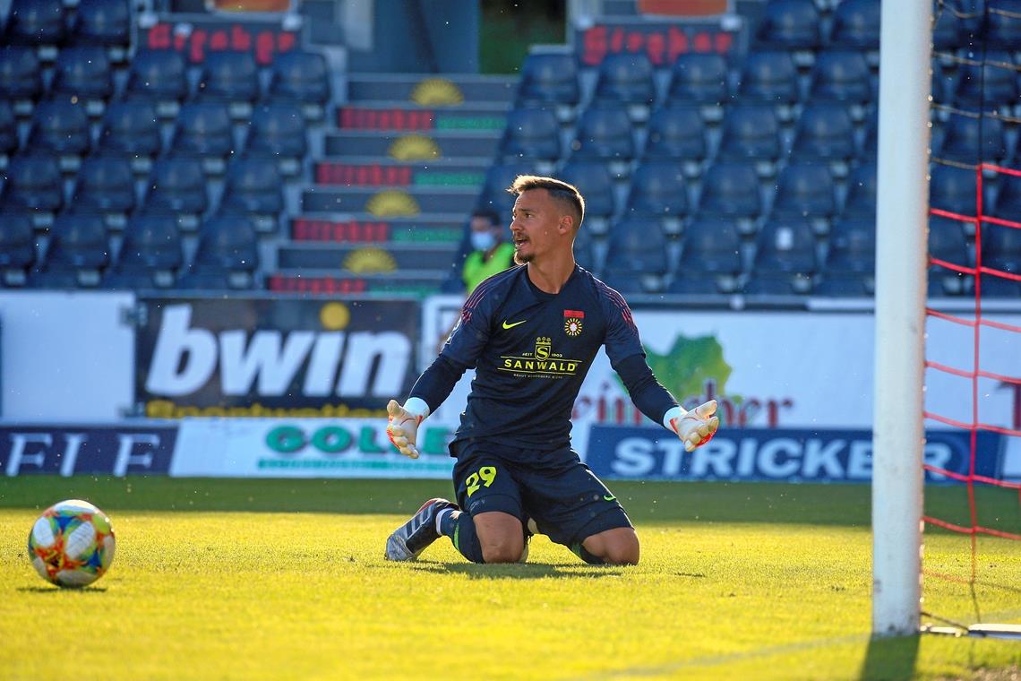 Lange gut gewehrt und dennoch verloren Parierte mehrfach glänzend, konnte das 2:4 gegen München aber nicht verhindern: Aspachs Torwart Constantin Frommann. Foto: A. Becher
