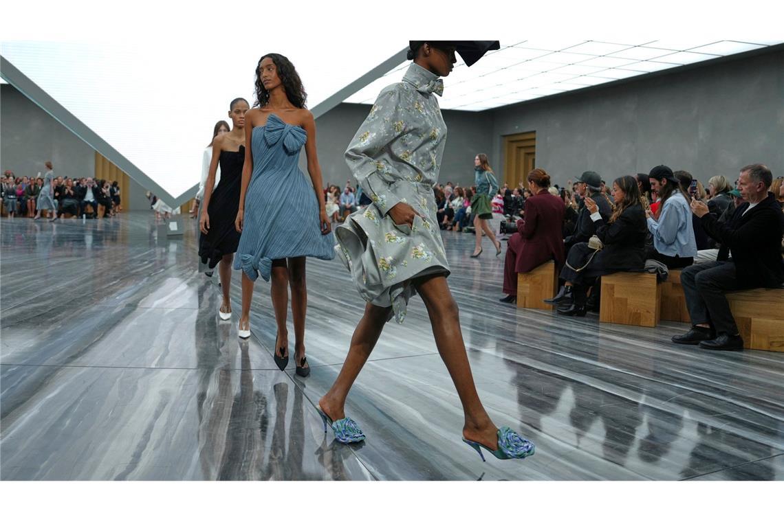 Bilder des Tages Paris Fashion Week: Dior setzt Highlights mit neuer Frühjahr/Sommer 2026 Linie