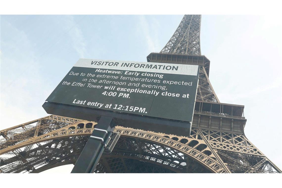 Paris: Hitzewelle trifft Wahrzeichen – Eiffelturm macht früher dicht, Ansage leuchtet auf XXL-Leinwand