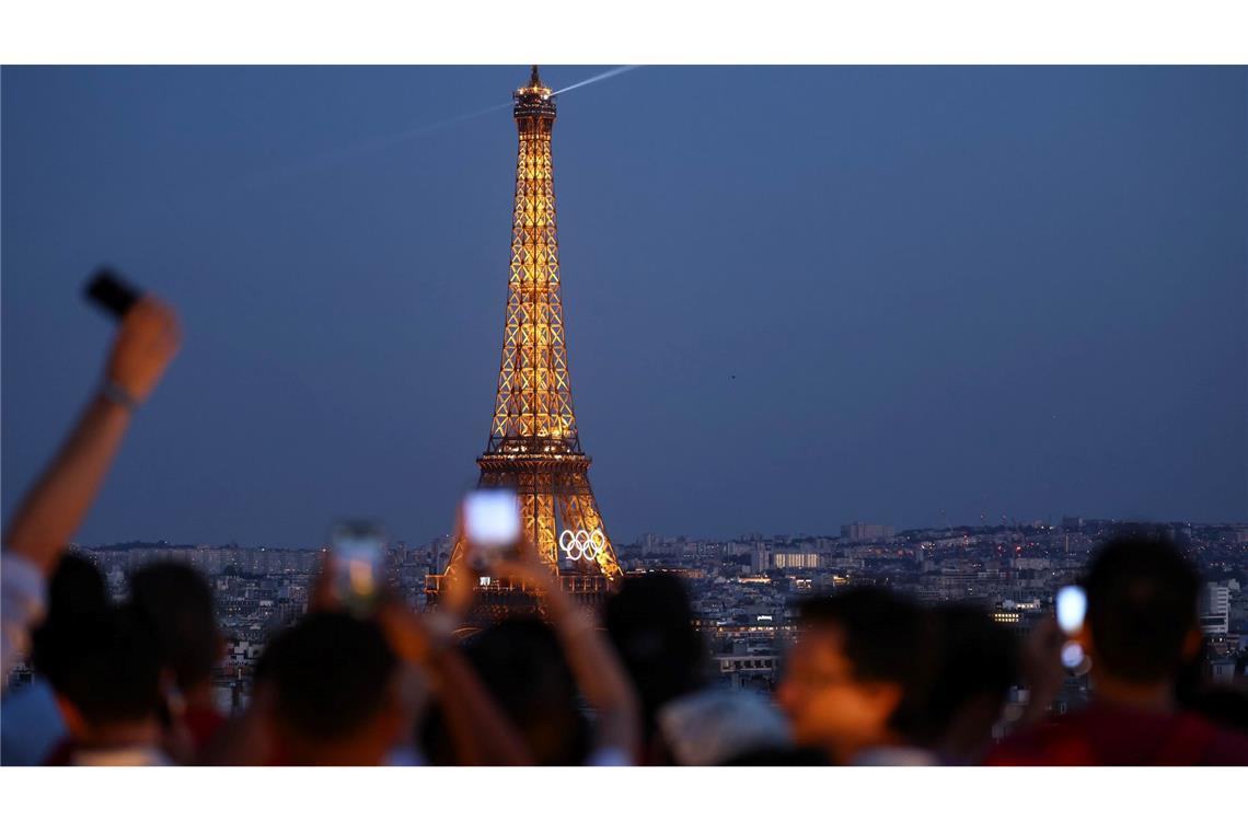 Die meistbesuchten Länder der Welt Paris im Sommer 2024 - besonders beliebt: Touristen fotografieren den Eiffelturm mit den Olympischen Ringen von der Terrasse des Triumphbogens. (Archivbild)