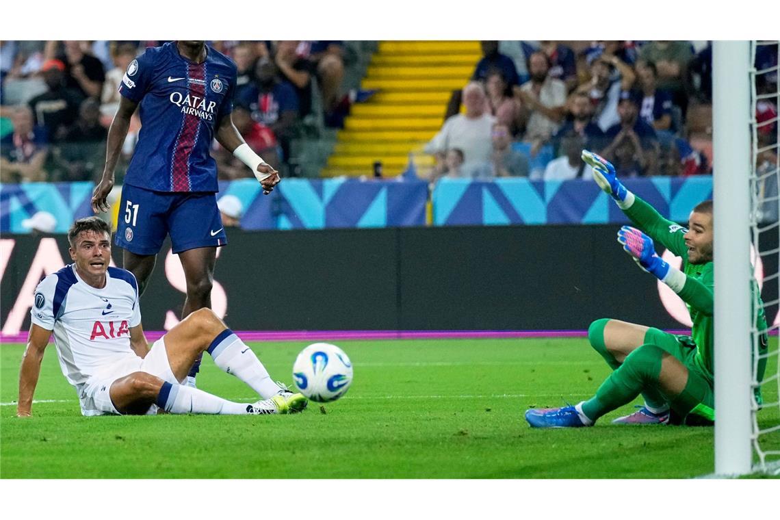 Neuer Paris-Torwart patzt: PSG gewinnt trotzdem Supercup Paris-Torwart Lucas Chevalier beim Gegentor zum 0:1 durch den ehemaligen Wolfsburger Micky van de Ven.