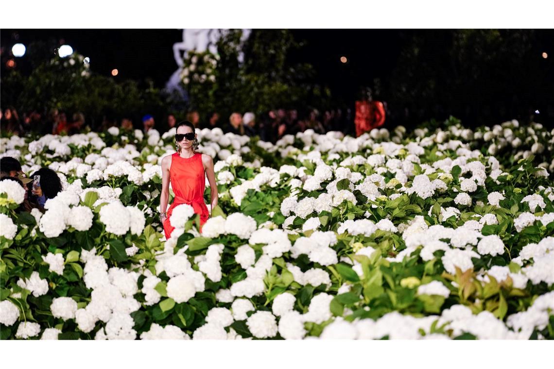 Bilder des Tages Pariser Laufsteg zwischen Blumen: Saint Laurent zeigt Frühjahr/Sommer-Kollektion 2026