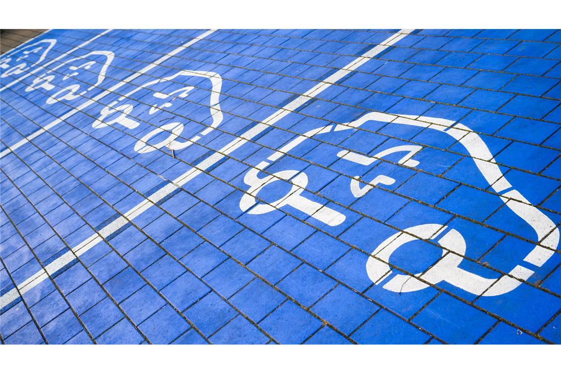 Globaler E-Automarkt wächst langsamer - China weit vorn Parkplätze für Elektroautos.