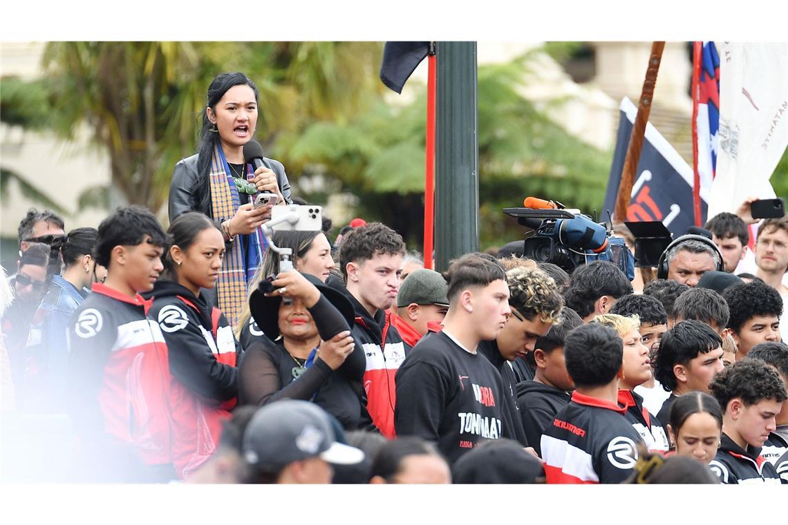 Über 40.000 Maori proben den Aufstand gegen ein neues Gesetz Parlamentsmitglied Hana-Rawhiti Maipi-Clarke spricht bei den Protesten.