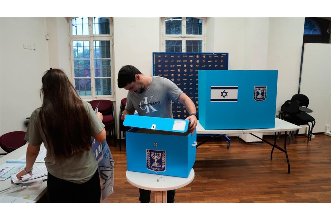 Parlamentswahl in Israel: 27.10.2026, Israel, Haifa: In einem Wahllokal werden im Vorfeld der Parlamentswahl Wahlurnen aufgestellt.