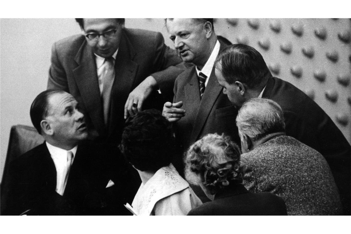 Dobrindt fordert Vertrauensfrage "so schnell wie möglich" Partei-interne Probleme führen sieben konservative Abgeordnete von GB/BHE zur Union. (Archivbild)