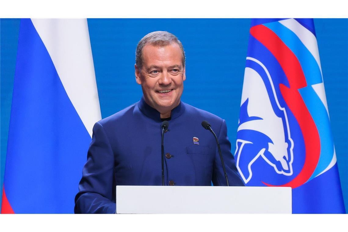 Parteichef Dmitri Medwedew lacht, auch wenn ihm nicht immer zum Lachen ist.